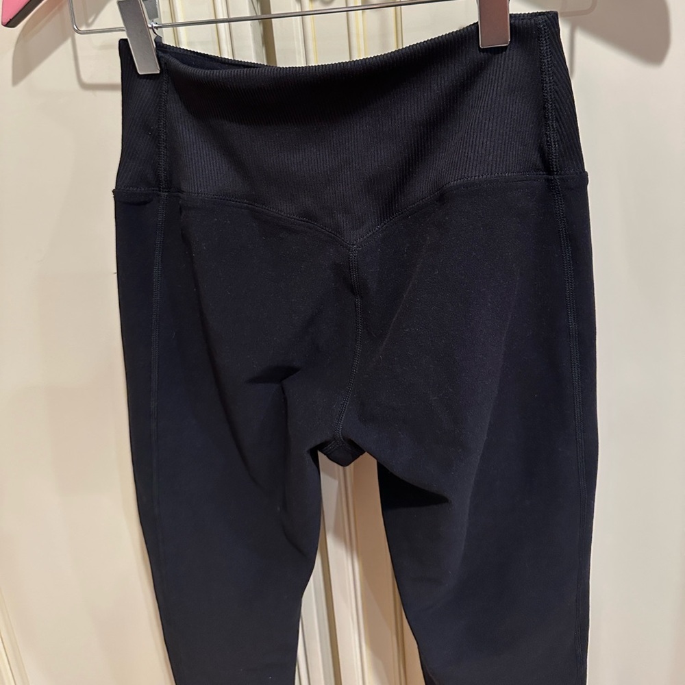 ALO Yoga Black Leggings - Picture 10 of 13